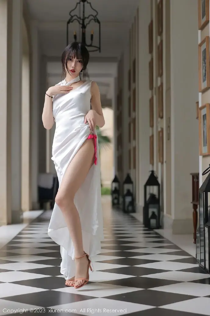 玩家在胡同中捕捉妖灵